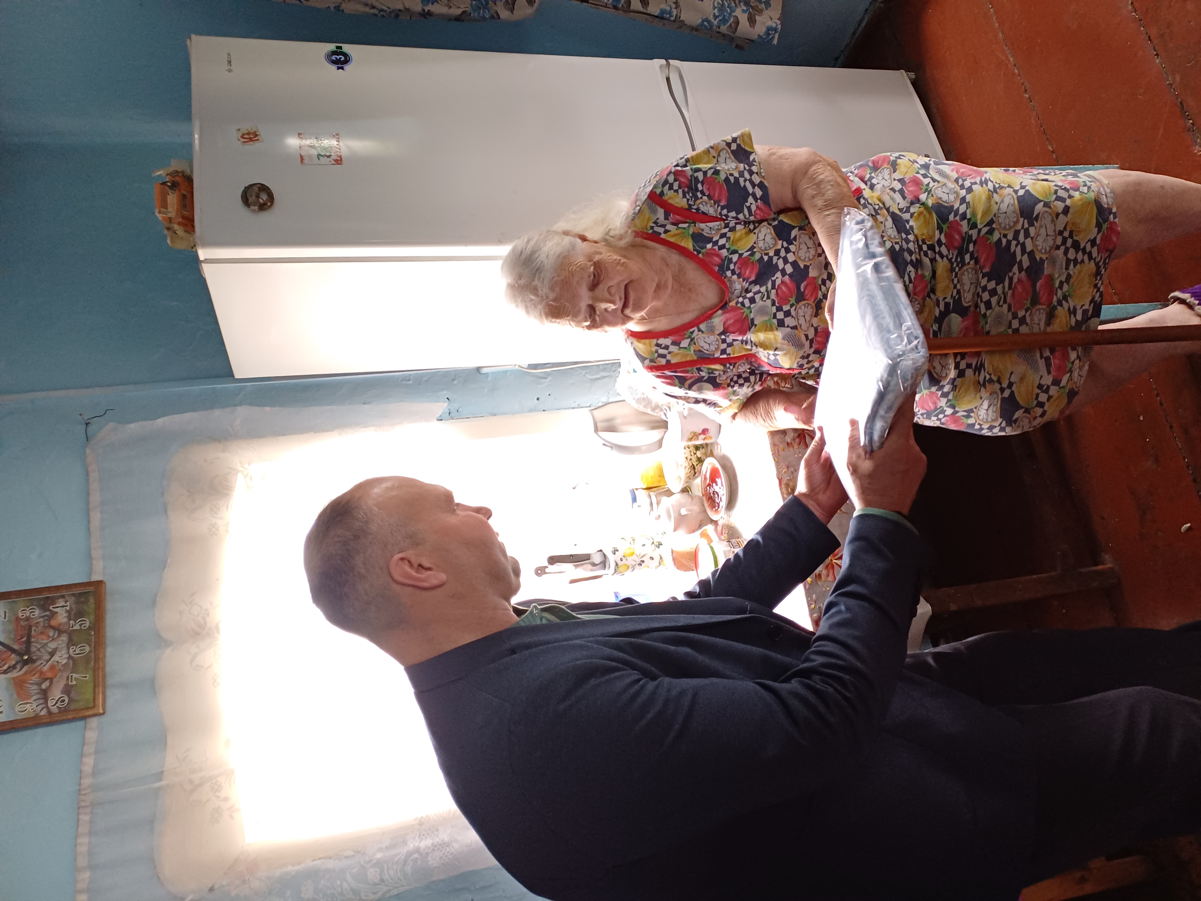 Ветеранам войны, по случаю 80 – летия со дня победы в Великой Отечественной войне, вручены подарки.